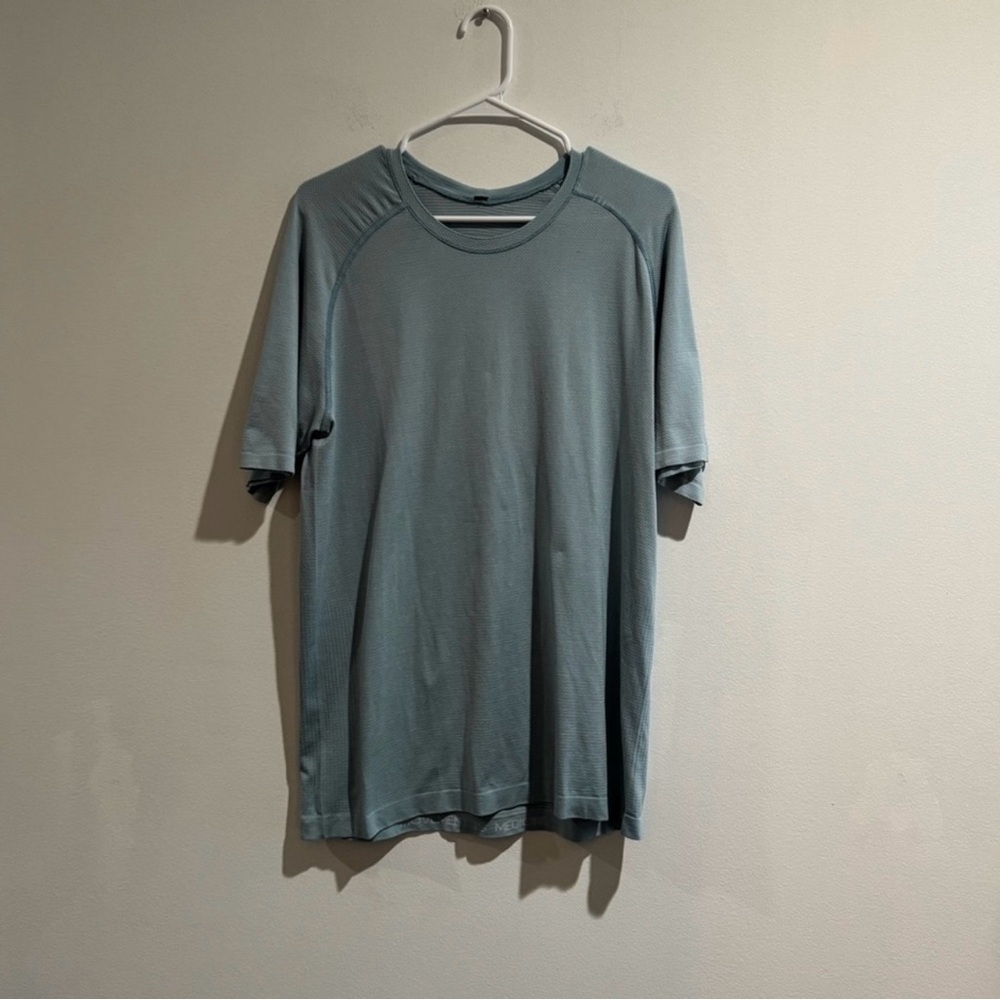 Lululemon Men’s Light Blue Performance Short Sleeve Shirt Size L